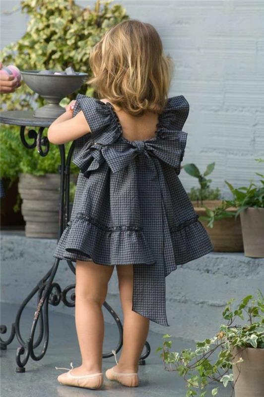 elbise-kız-dört yaşındaki-büyük-kız-giyen-büyüleyici-elbise
