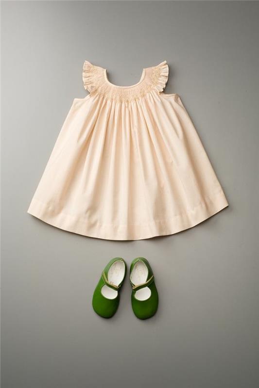 elbise-kız-dört yaşındaki-elbise-renk-krem-çılgın-yeşil-ayakkabılar