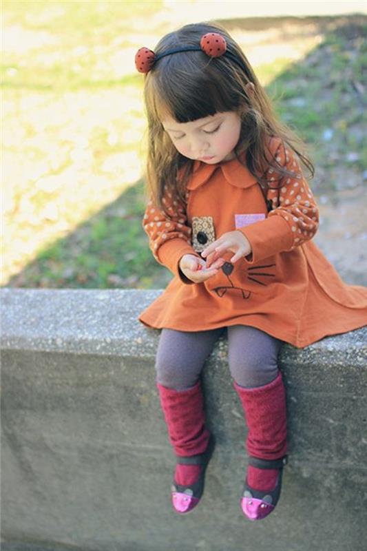 elbise-kız-dört-yıl-turuncu-elbise-orijinal-çizim-mor-çorap