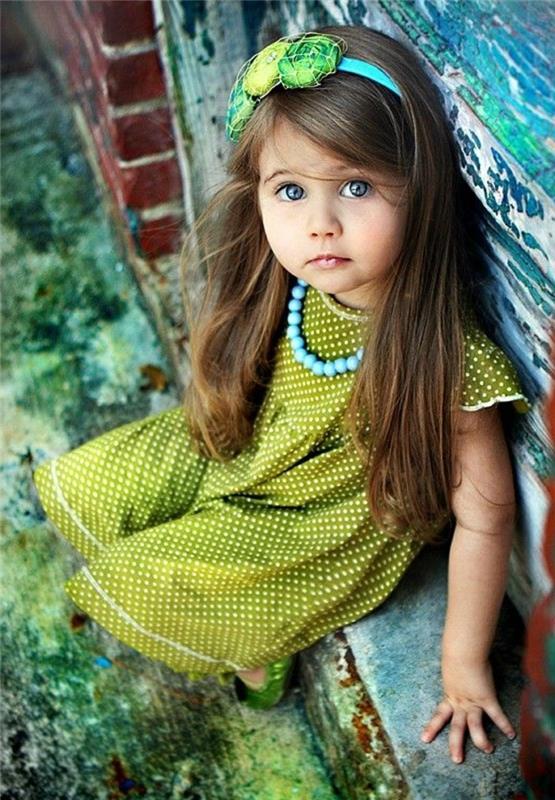 dört yaşındaki kız-elbise-yeşil noktalı-taç-ve-kolye