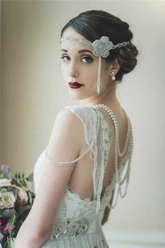 veličastna gatsbyjeva obleka, eleganten model, beli dragulj z rožo, uhani