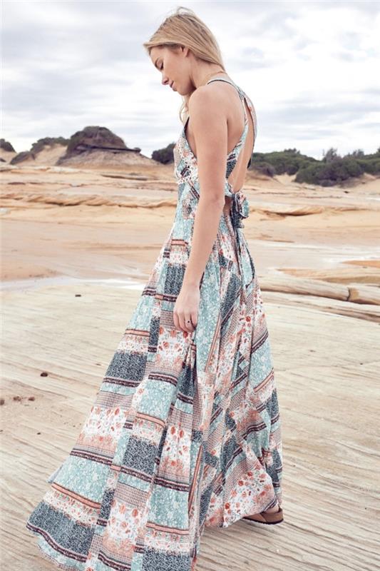 vasaros moteriškų drabužių idėja su ilga tekančia smėlio ir mėlynos spalvos suknele su V formos iškirpte ir nugara su raišteliais