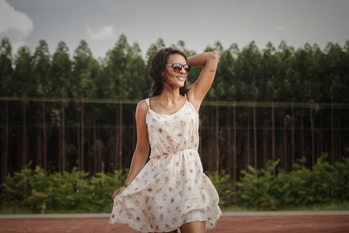 Graži slenkanti suknelė moteris tekanti tiesia suknele vasaros suknelė, kurią šiais metais dėvėti bohemiška balta trumpa gėlių suknelė
