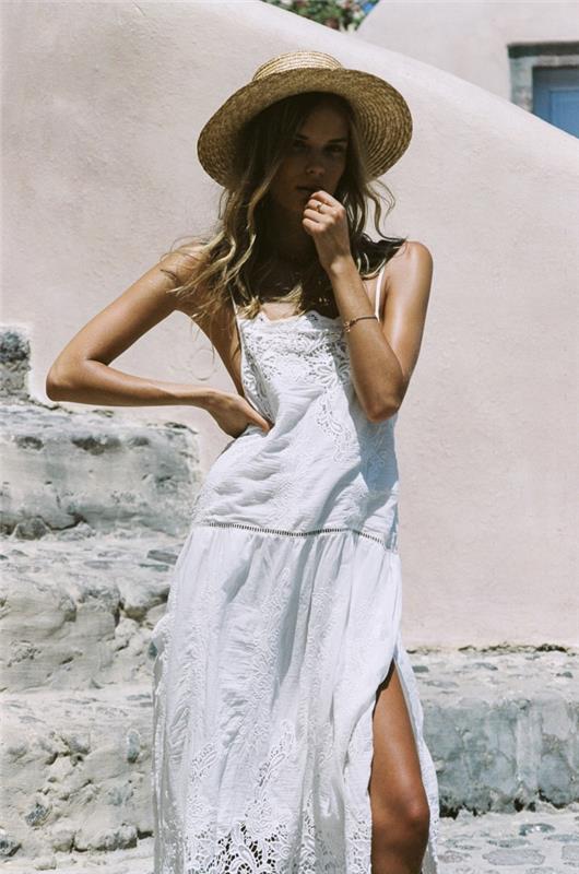 bohem şık kadın modası, yandan yırtmaçlı ve çiçekli dantel süslemeli uzun ve beyaz akışkan yazlık elbise fikri