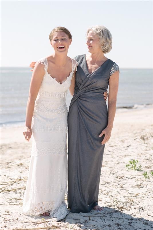Oficialus vestuvių moters kostiumo idėja nuotakos mamai, ilga pilka suknelė su blizgiomis rankovėmis