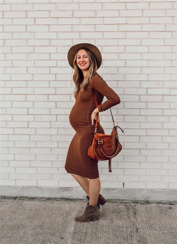 nėščia moteris atrodo bohemiškai prašmatniu stiliumi, bohemiškos moters aksesuarai su ruda spalva ir aksominiais kulkšnies batais, nėščiosios suknelės idėja