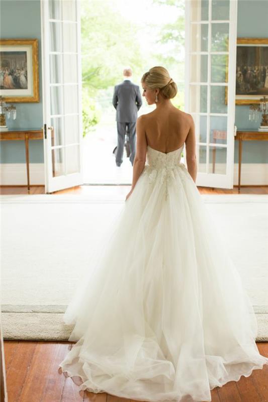 puošni-vestuvinė suknelė-be petnešėlių-vestuvinė suknelė-idėja-paprasta-vestuvinė suknelė