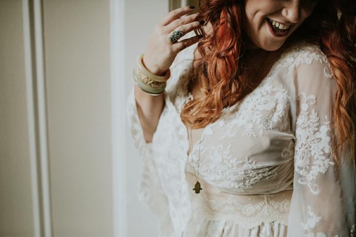 nėrinių vestuvinė suknelė, raudoni plaukai, tekančios ir skaidrios rankovės