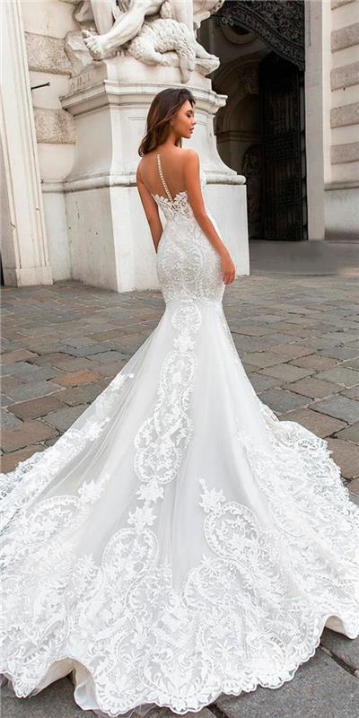 undinės vestuvinės suknelės modelis, baltos sagos gale, nuogos rankos ir pečiai, aptempta vestuvinė suknelė, aukštos klasės