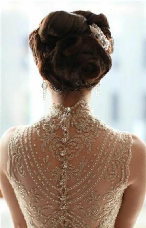 barvna poročna obleka, obleka z visokim izrezom, vezeni hrbet, prefinjena punđa