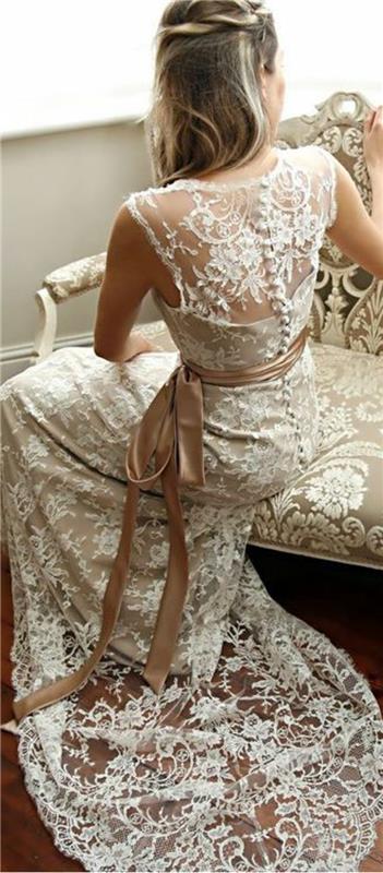poročna obleka mehke barve, kronska pletenica, čipkasta obleka in pas iz satenaste tkanine
