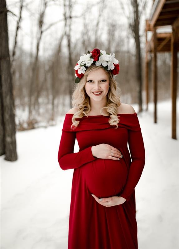 nėščios moters apranga ceremonijai, idėja nėščios vestuvių svečio suknelė bordo spalvos ilgu kirpimu nuogais pečiais