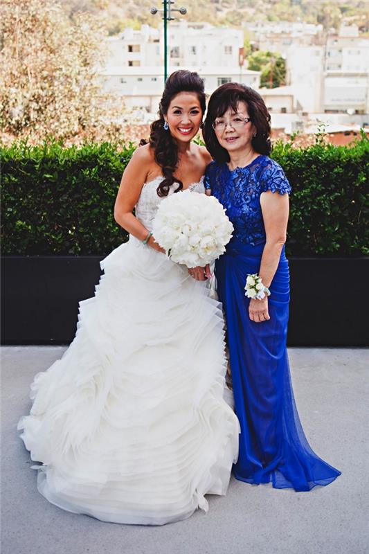 50 metų moters vestuvinė suknelė, karališkai mėlyna nuotakos motinos suknelė su nėrinių viršumi ir klostuotu sijonu