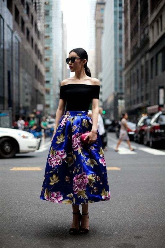 renkli-tasarımlarla-çiçekler-new-york-sokak-arabaları ile orta uzunlukta-elbise