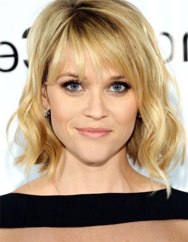 Reese Witherspoon šukuosena vidutinio ilgio garbanotiems plaukams šviesios spalvos su tamsiomis šaknimis ir ilgais kirpčiukais
