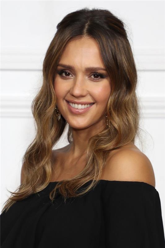 romantiška šukuosena ilgiems pusiau surištiems plaukams su natūraliomis bangomis, Jessica Alba plaukų spalva su brunetine balayage