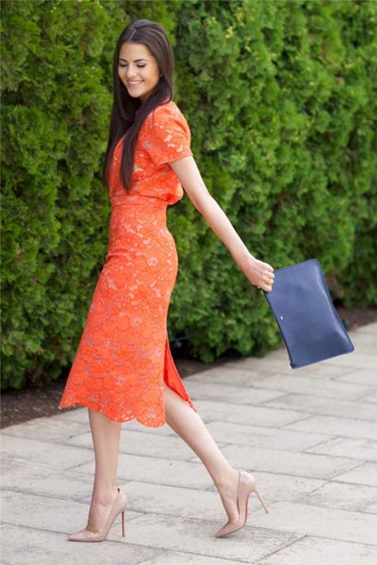 Turuncu dantel elbise, resmi gelinlik için güzel bir temalı elbise giymeyi tercih ediyor turuncu bej ayakkabılar