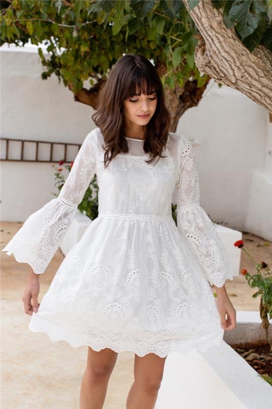 yaz kadın modası, efekt kollu kısa ve dökümlü beyaz elbise modeli, kolları kabarık yazlık elbise fikri