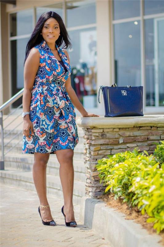 Bir gelinliğe katılmak için kıyafet mavi afrika peştamalı modern fikir bir düğüne katılmak için ne elbise mavi çanta deri sivri topuklu ayakkabılar