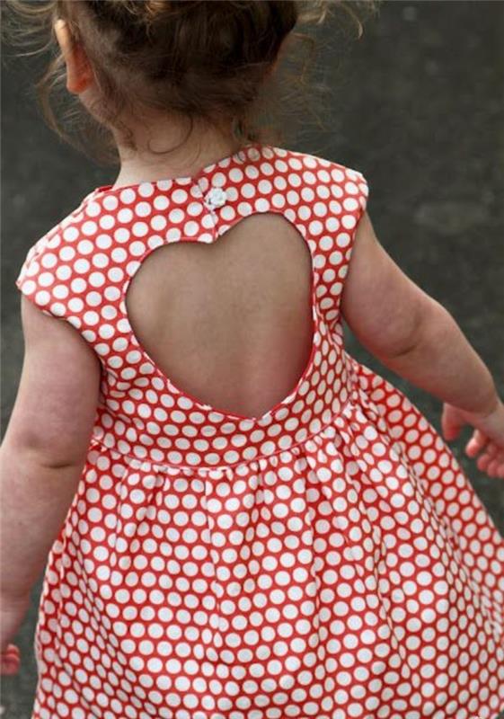 büyük kız için elbise-pembe-elbisenin-arkasındaki-kalp figürü