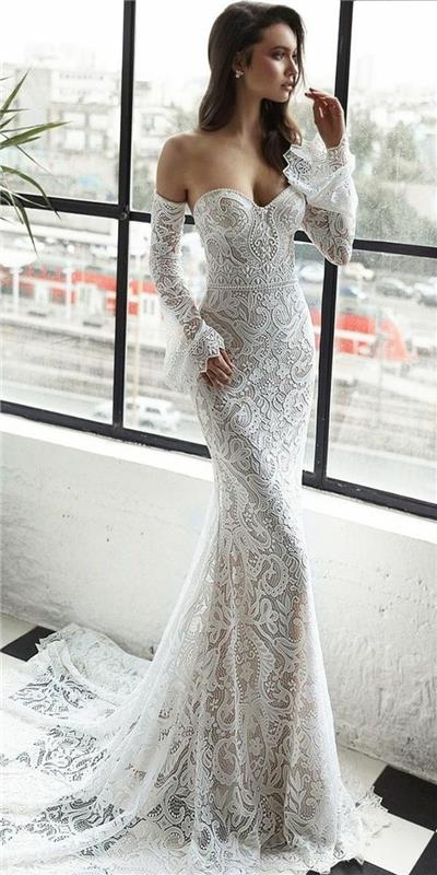 poročna obleka morska deklica, poročna obleka v plaščih, dolge bele čipkaste rokavice, gola ramena, dolg vlak, poročna obleka blizu telesa, arabeskni vzorci