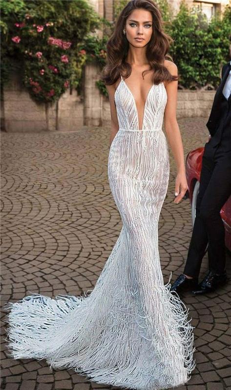 poročna obleka morska deklica, belo perje polne dolžine, globok izrez, božanska silhueta, poročna obleka sirena, eleganten model