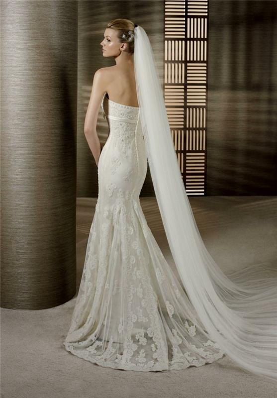 nėrinių undinės vestuvinė suknelė, prigludusi vestuvinė suknelė, permatoma balta galvos uždanga, mini sagos gale, nėrinių vestuvinė suknelė