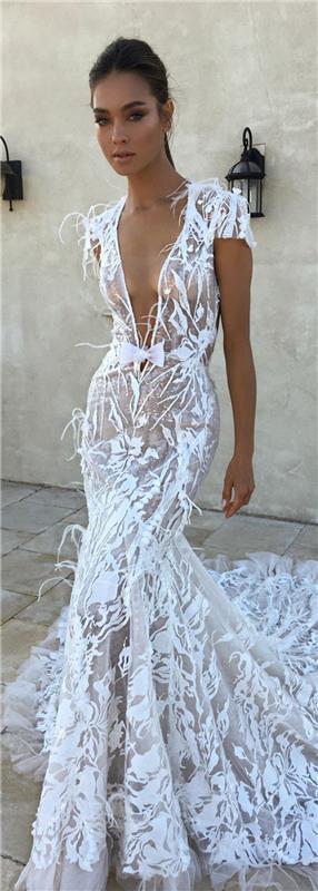 ekscentriškas permatomas vestuvinės suknelės modelis, trumpos rankovės, gili V formos iškirptė, baltos stručio plunksnos per visą ilgį