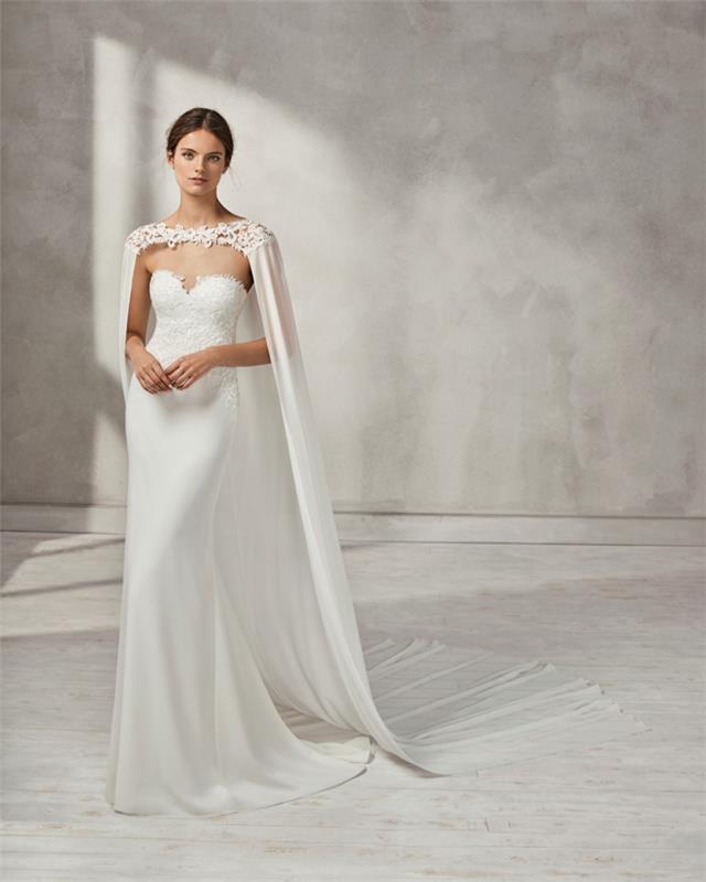 ozka poročna obleka, minimalistična silhueta, brez okraskov, dolga bela satenasta ogrinjala z rameni, okrašena z veliko belo čipko s cvetličnimi vzorci