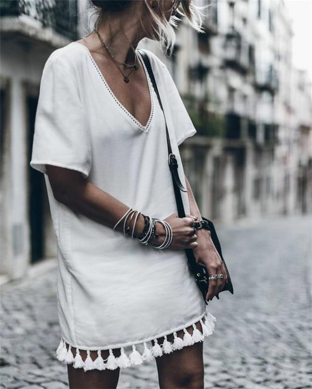 bela tuniška obleka v stilu majice s pomponi, boemski eleganten videz v beli barvi