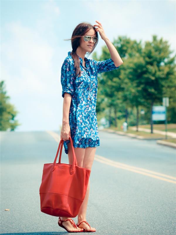 mėlyna-tunika-suknelė-ir-grad-raudonas krepšys