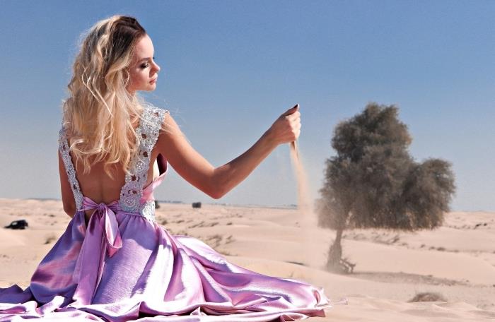 primer posvetljenih las s blond ombré tehniko na rjavi osnovni barvi, model obleke roza princese