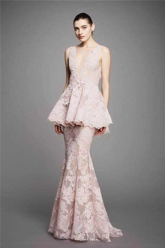 pastelinės rožinės spalvos vakarinė suknelė su sodriais nėrinių raukiniais ir V formos iškirpte