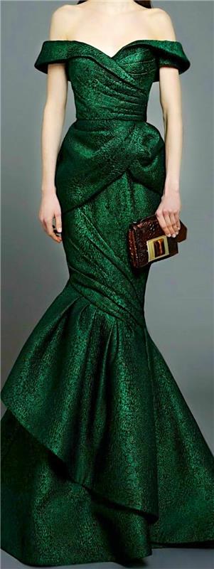 ženska slovesna obleka v smaragdno zeleni barvi z golimi rameni in rjavo torbico iz kroko usnja