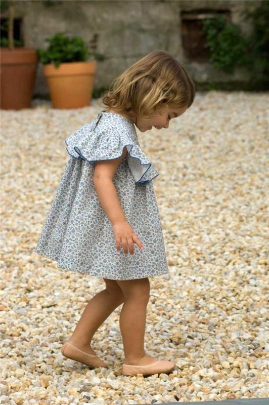 çocuk-elbiseleri-büyük-kız-elbise-açık-mavi-büyük-kız-çakıl-üzerinde-yürüyen