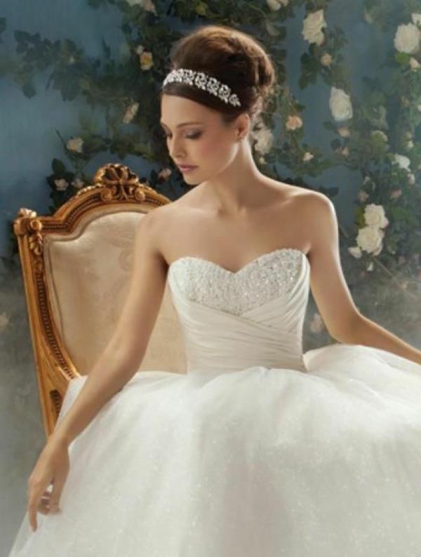 prenses-kale-boyutlu-elbiseler-bir-düğün için