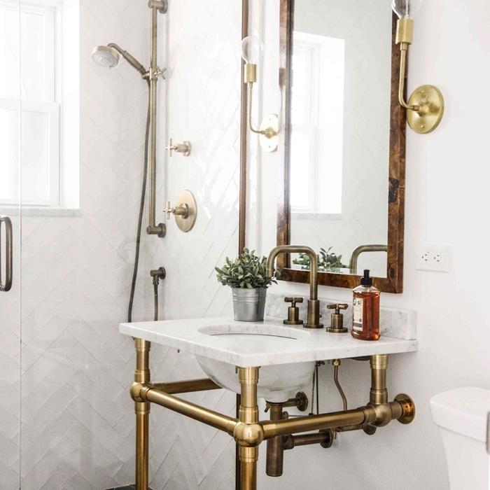 altın ayaklar üzerinde metal musluk lavabo vintage banyo duvar beyaz karoları kapsayan geometrik desenler ahşap ayna