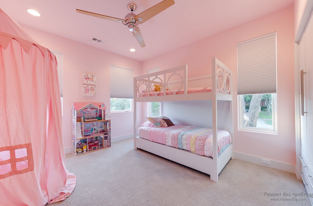 Delicada combinação de branco e rosa no interior de um quarto infantil