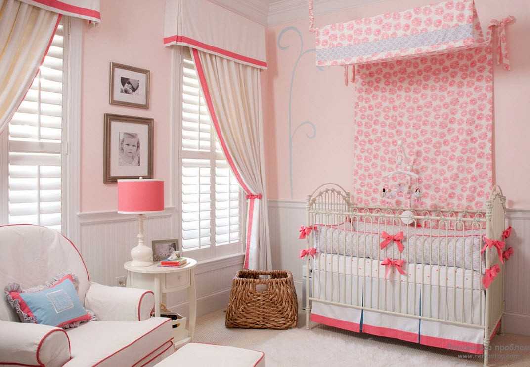 Interior branco e rosa de um quarto infantil