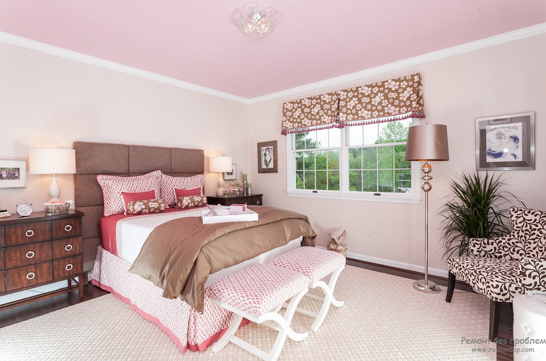 Interior do quarto rosa claro combinado com móveis marrons