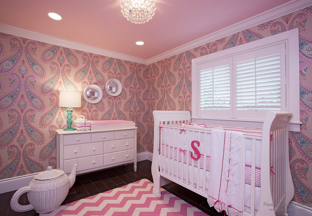 Combinação lilás-rosa-branco no interior de um quarto infantil