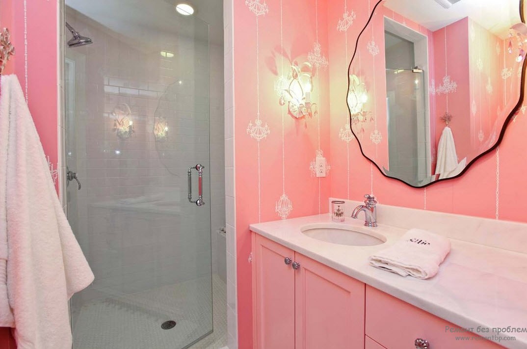 Interior do banheiro em rosa suave