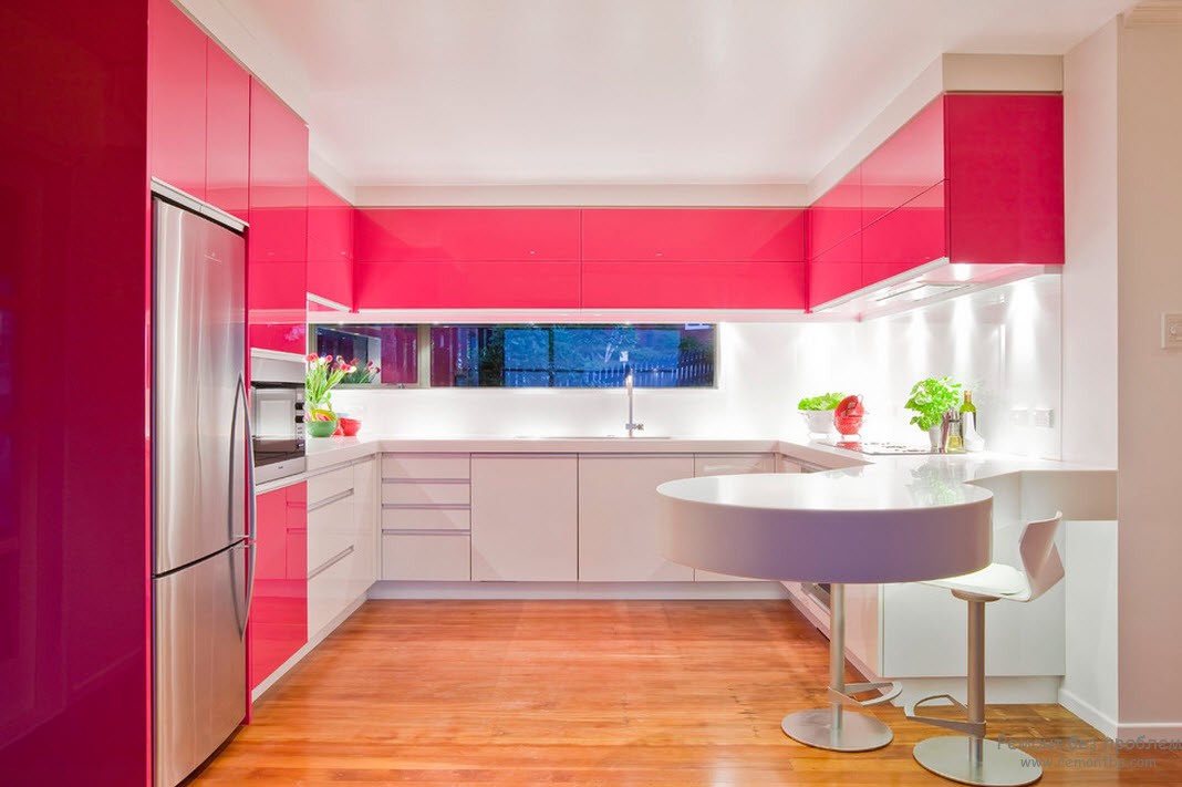 A combinação do rosa choque com o branco no interior da cozinha