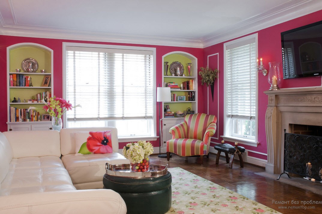 Interior da sala de estar em tons de rosa brilhante e móveis claros