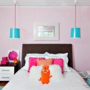 / rosa brilhante é usado no interior do quarto das crianças como um destaque