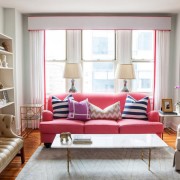 Sofá rosa acentua a sala de estar