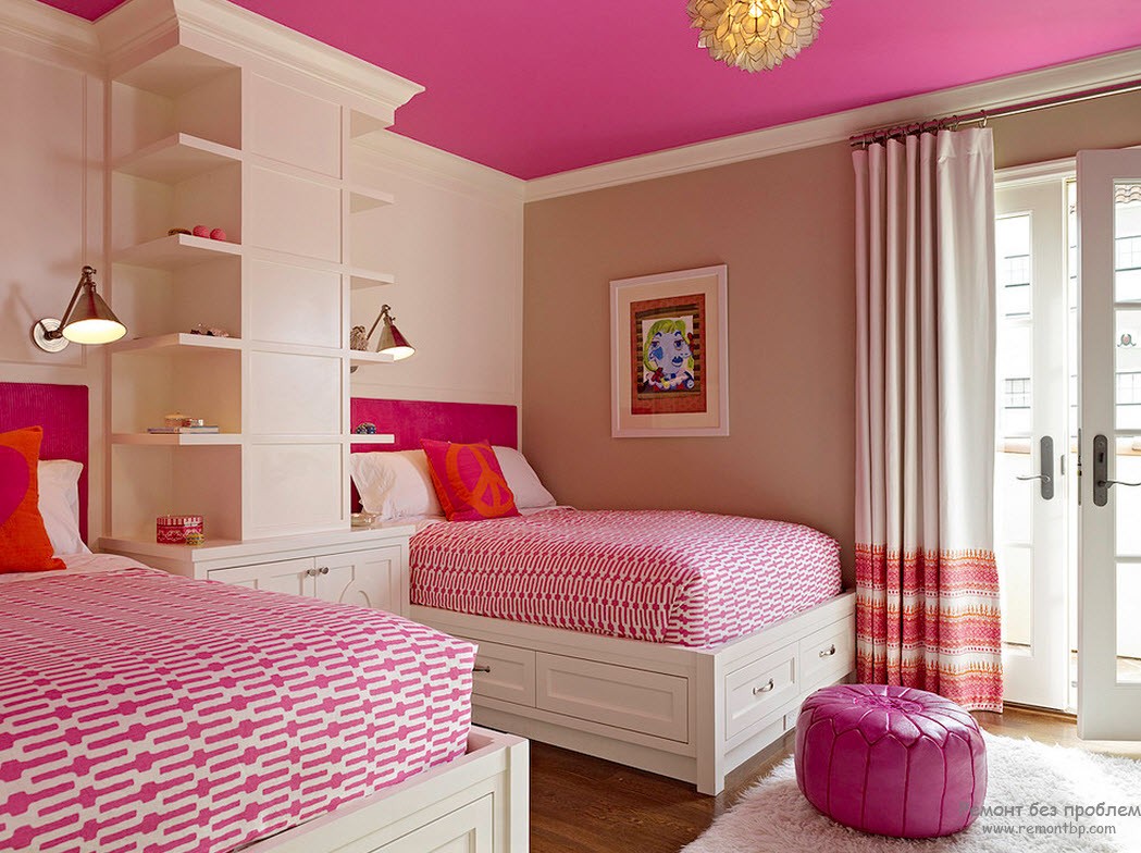 A combinação de rosa brilhante com branco no interior de um quarto de criança