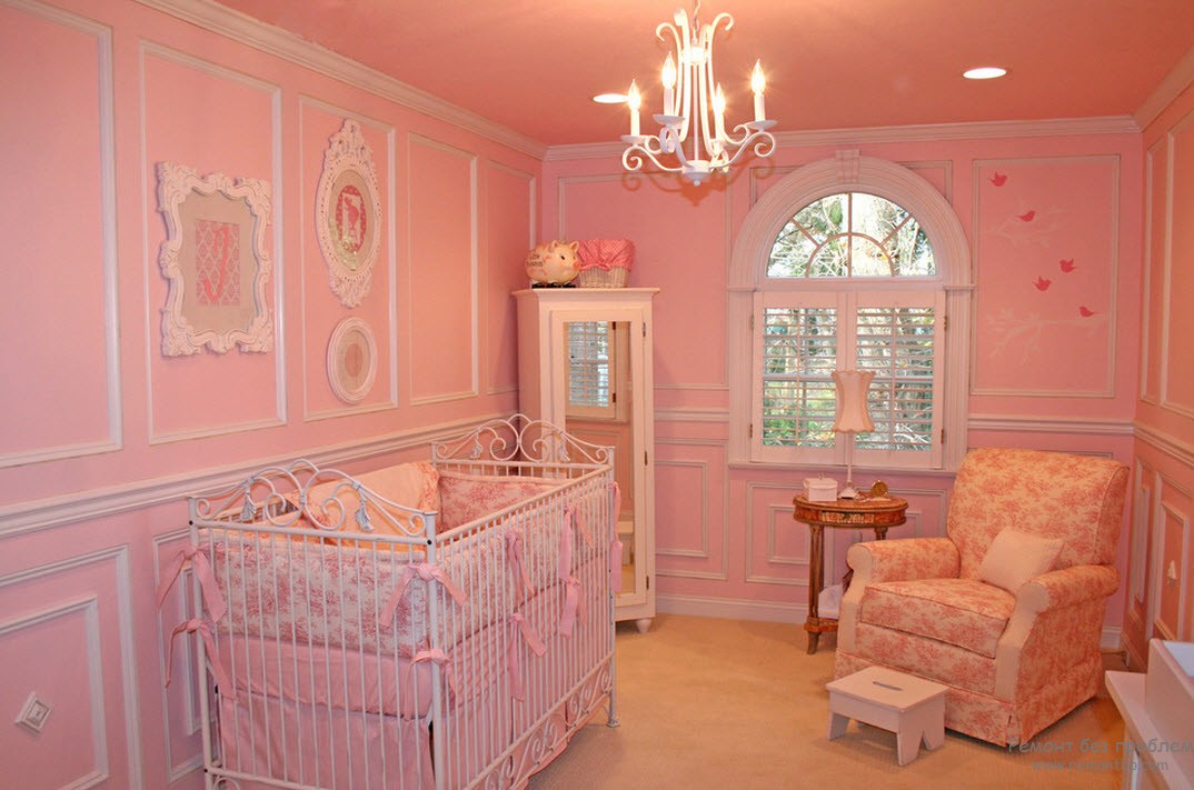 Delicado e quente interior rosa-pêssego do quarto para um recém-nascido