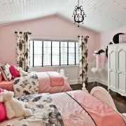 Interior rosa claro e branco com toques de preto
