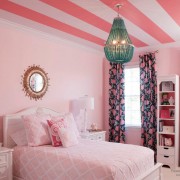 Interior branco e rosa com a introdução de preto nas cortinas